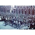 Partigiani sfilano alla manifestazione del 6 maggio 1945 in Piazza Vittorio Veneto a Torino