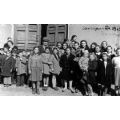 Alunni davanti all'ingresso della scuola elementare, Casermette di Borgo San Paolo, Torino, 1949