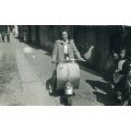 Amedea M., fiumana, in Vespa in via Magnani Ricotti di fronte alla porta centrale della Caserma Perrone, Novara, 1950